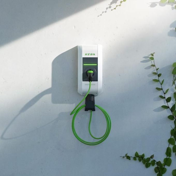 Installierte Wallbox an einer Hauswand